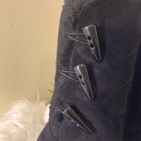 Like New Black Suede & Faux Fur White Mountain Boots - Picture 12 of 13